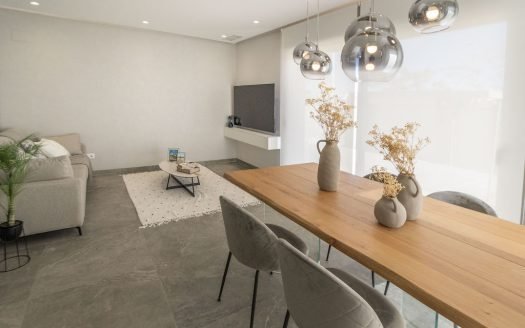 Villa 3 CHB / 3 SDB avec jardin, solarium (57 m2) et piscine privée, à proximité du Golf Lo Romero