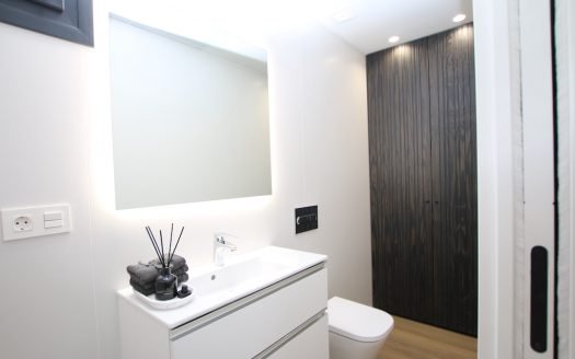 Villa 3CHB/2SDB avec piscine privée (15 m2), garage sous-terrain (83 m2), solarium (28,85 m2)
