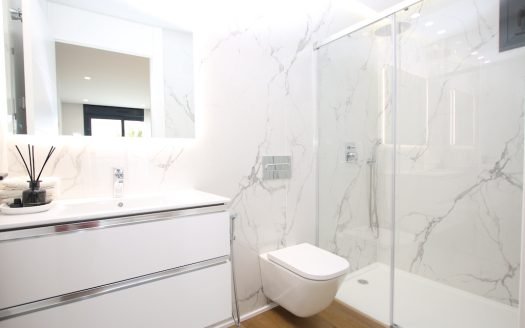 Villa 3CHB/2SDB avec piscine privée (15 m2), garage sous-terrain (83 m2), solarium (28,85 m2)