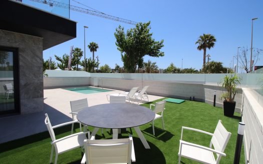 Villa 3CHB/2SDB avec piscine privée (15 m2), garage sous-terrain (83 m2), solarium (28,85 m2)