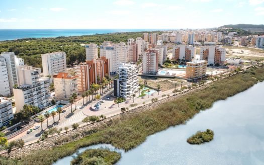 Appartement de luxe 2 CHB / 2 SDB (73 m2) avec terrasse privée, entièrement meublé avec piscine communautaire à Las Dunas (Guardamar)