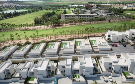 Villa luxueuse 3 chambres et 2 salles de bains (128,3m2), avec terrasse (80,5m2), piscine privée (24m2) et solarium (47m2)