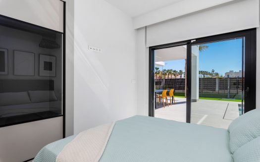 Villa 3 CHB / 2 SDB (129 m2) avec cuisine équipée, piscine privée (30 m2), solarium (150 m2)