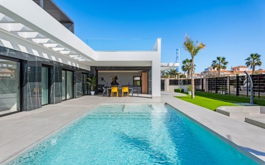 Villa 3 CHB / 2 SDB (129 m2) avec cuisine équipée, piscine privée (30 m2), solarium (150 m2)